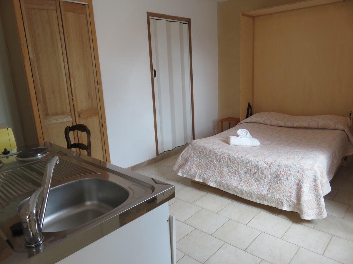 Cafe De La Place Gite & Chambres D'Hotes "Lou Pastre" Lanuéjols Eksteriør bilde